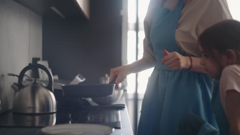 Pfannkuchen-Oder-Omelett-Am-Morgen-Kochen-Frau-Und-Kleines-Mädchen-Kochen-Frühstück-Mutter-Erwärmt-Öl